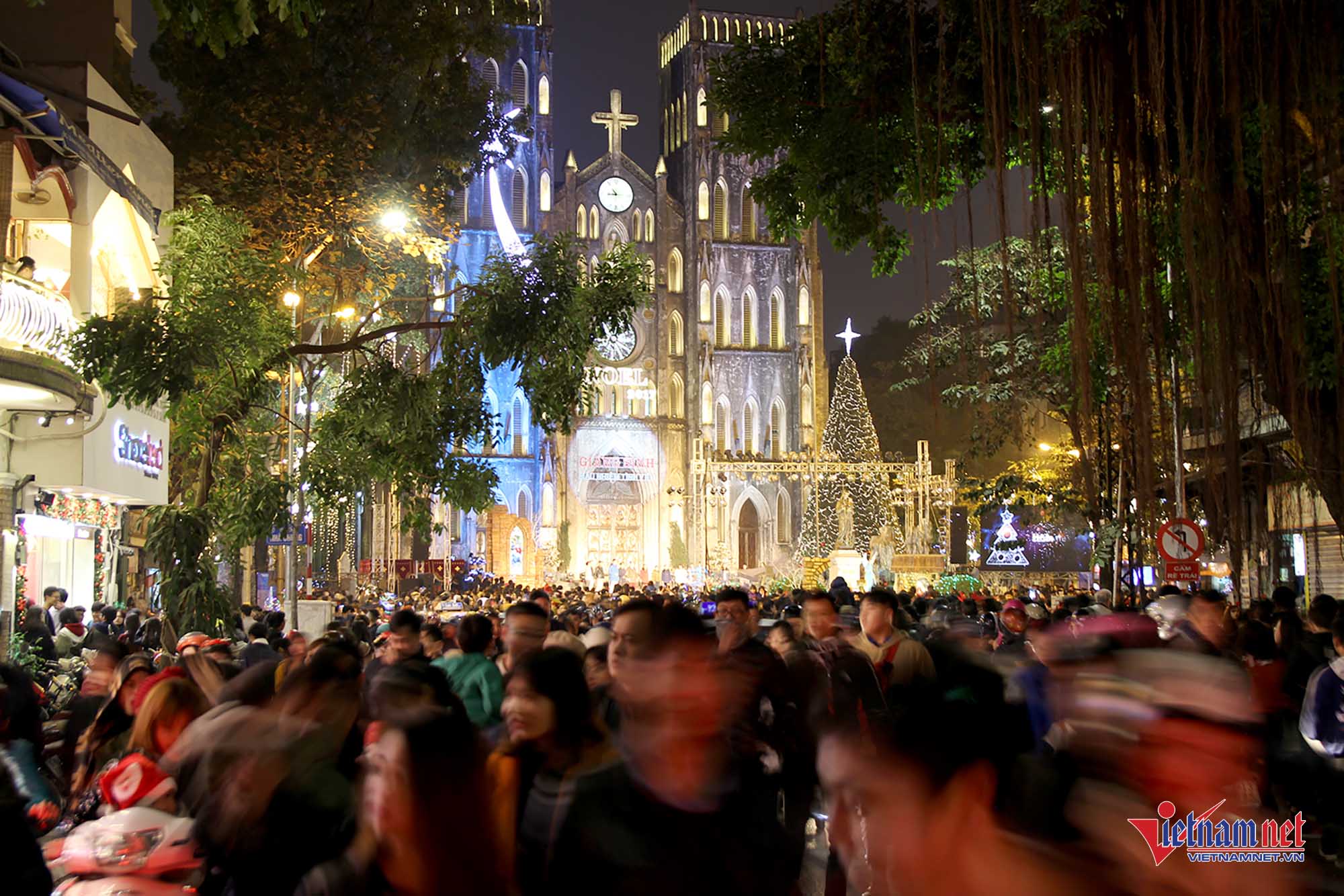 Nghìn người đi chơi Noel sớm, phố Hà Nội tắc cứng